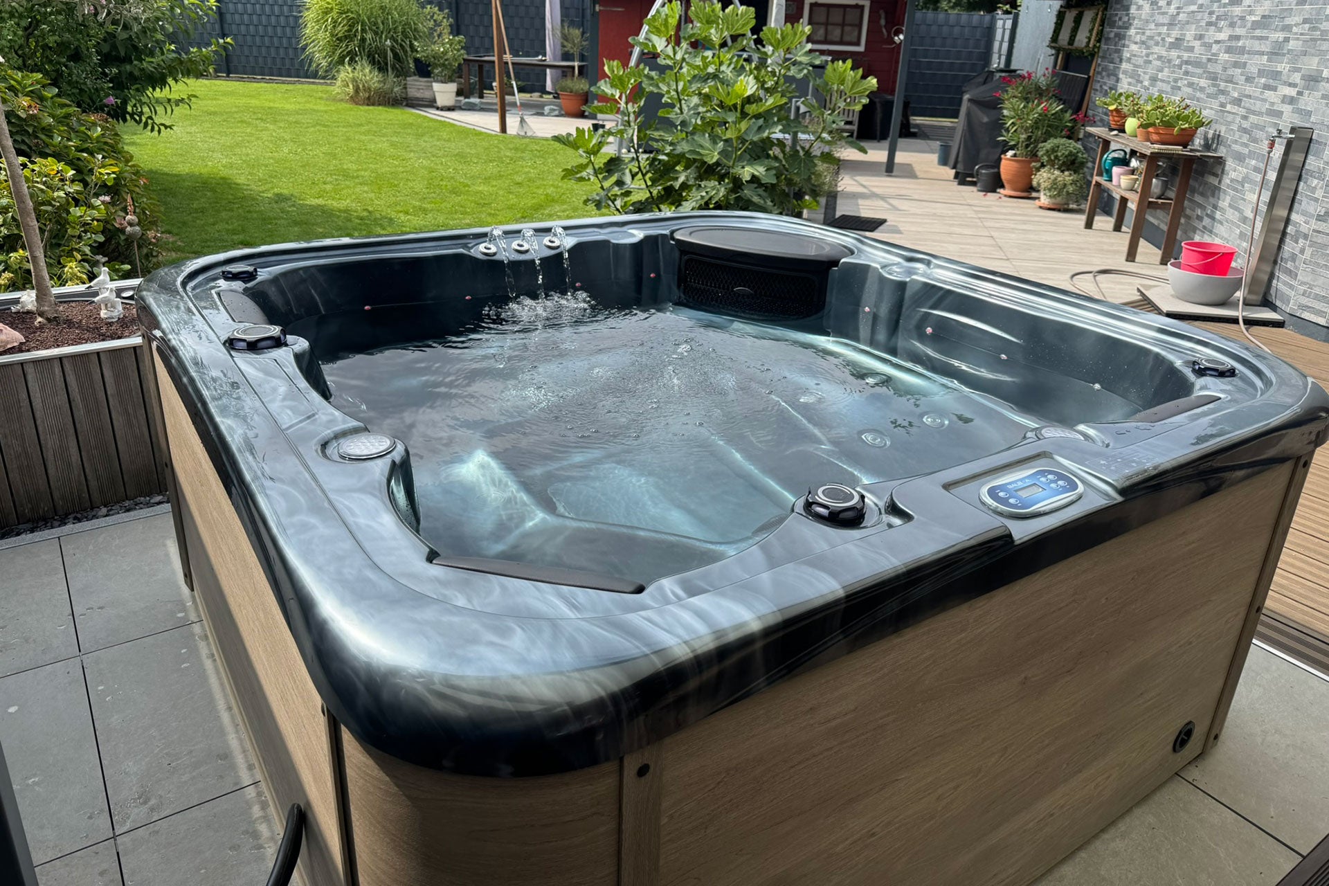 Whirlpool mit dunkler Wanne