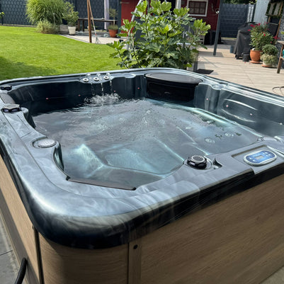 Whirlpool mit dunkler Wanne