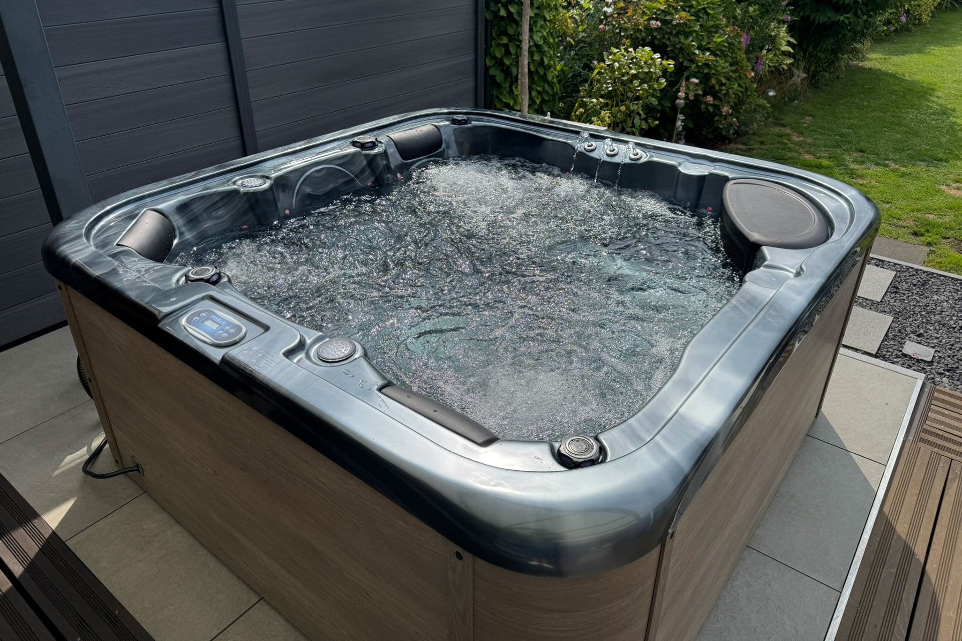 Whirlpool in schwarz