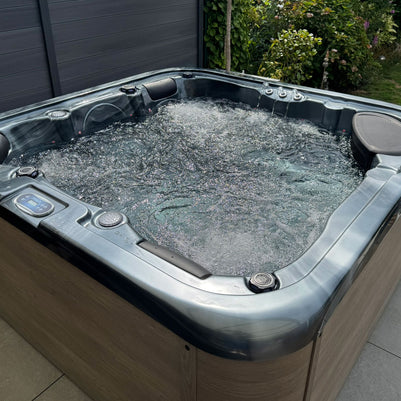 Whirlpool in schwarz