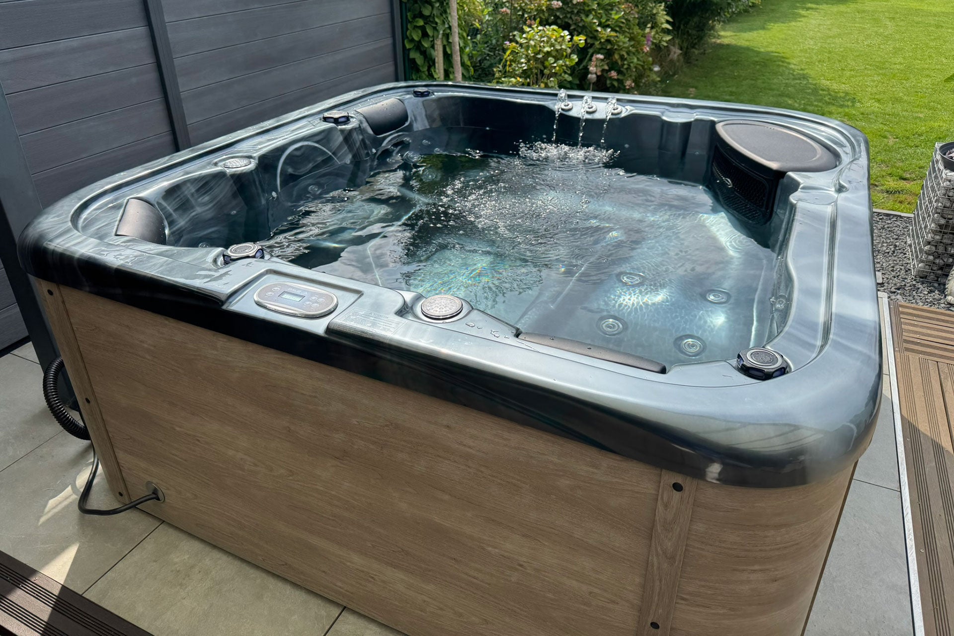 schicker dunkler Whirlpool