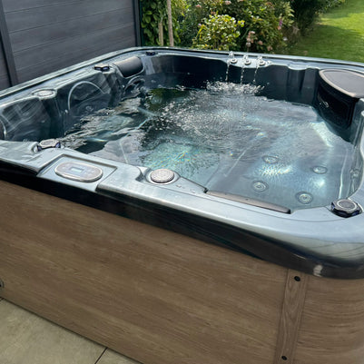 schicker dunkler Whirlpool