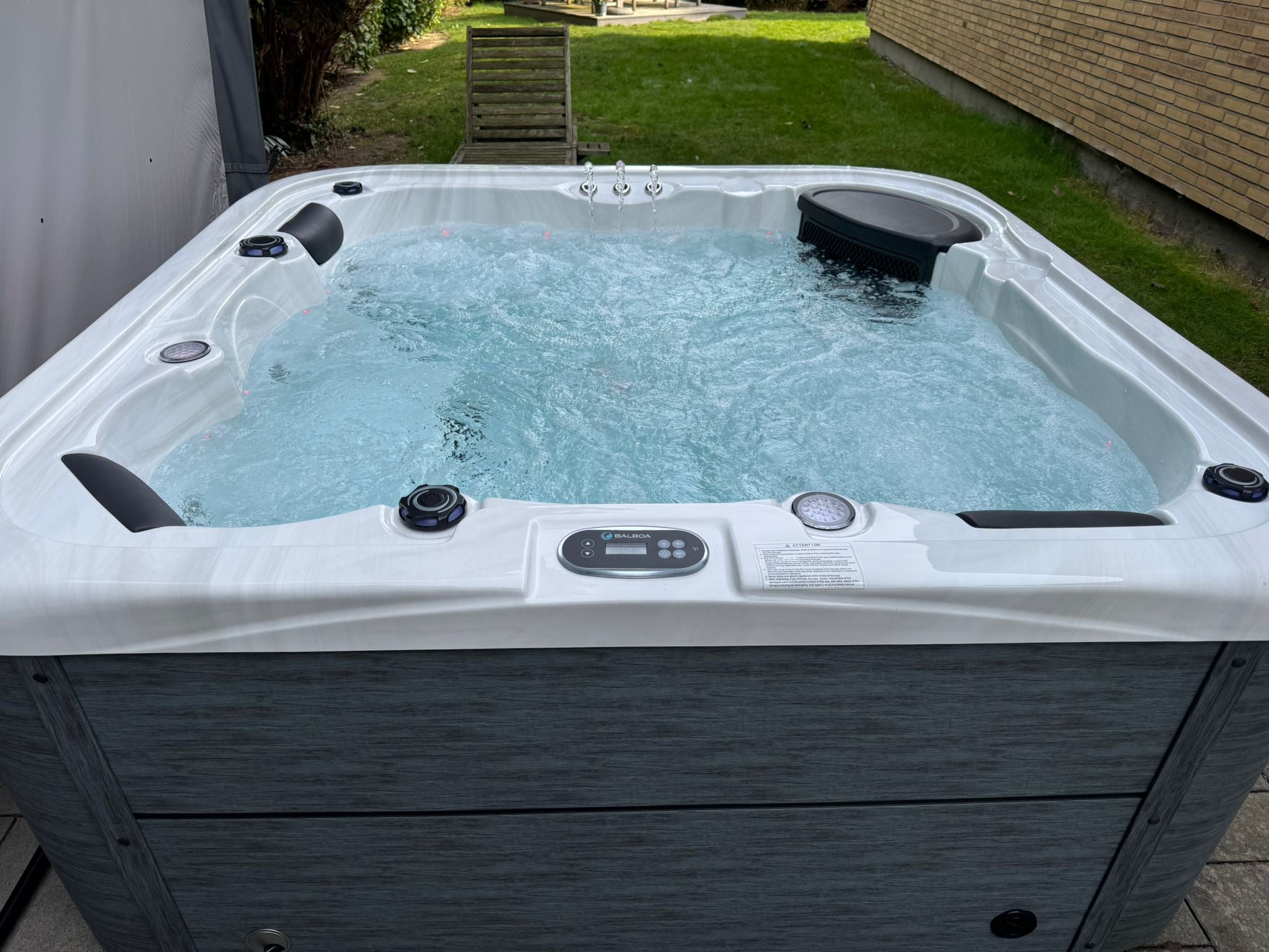 Whirlpool außen grau