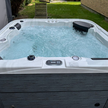 Whirlpool außen grau