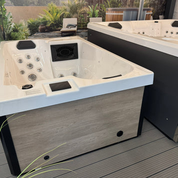 Der Whirlpool Monaco ist ein kompakter Pool für die Terrasse oder den Balkon
