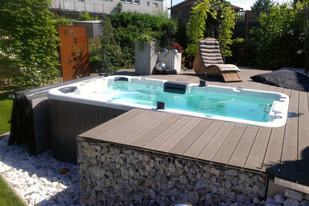 großer Whirlpool Terrasseneinbau