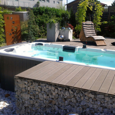 großer Whirlpool Terrasseneinbau